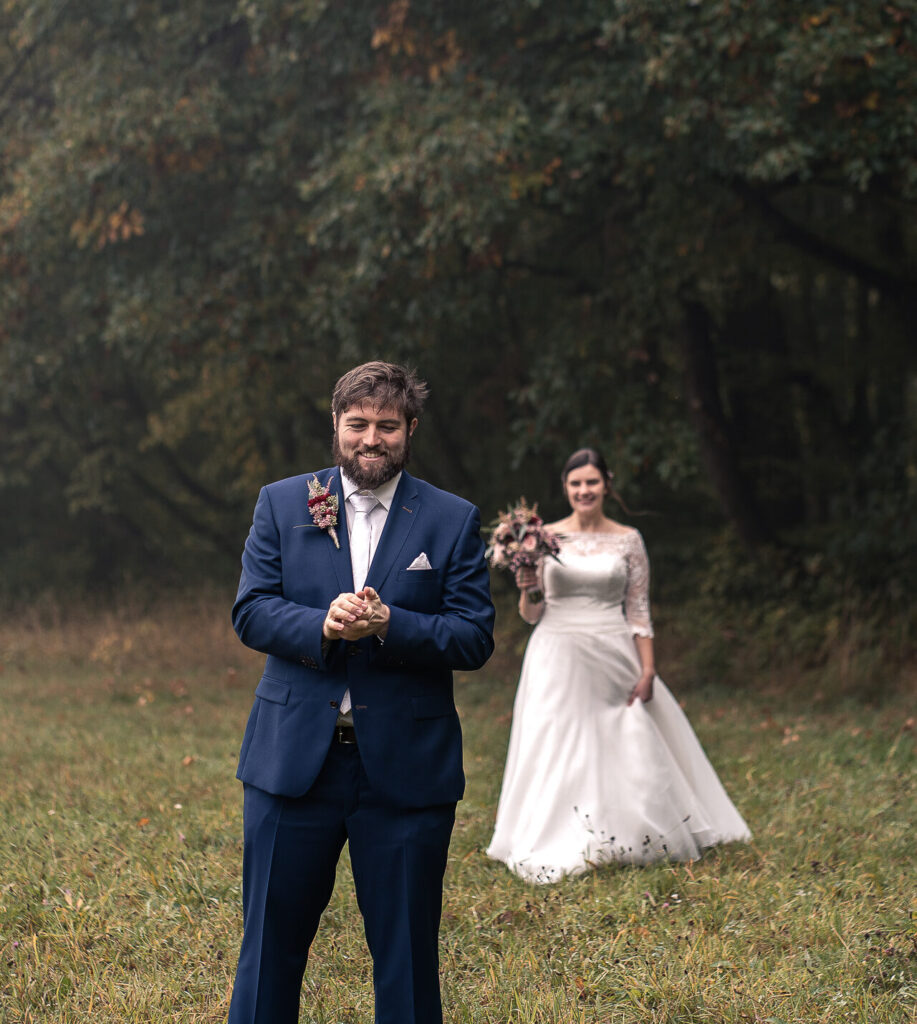 Braut und Bräutigam sehen sich das erste Mal beim Shooting in Karlsruhe